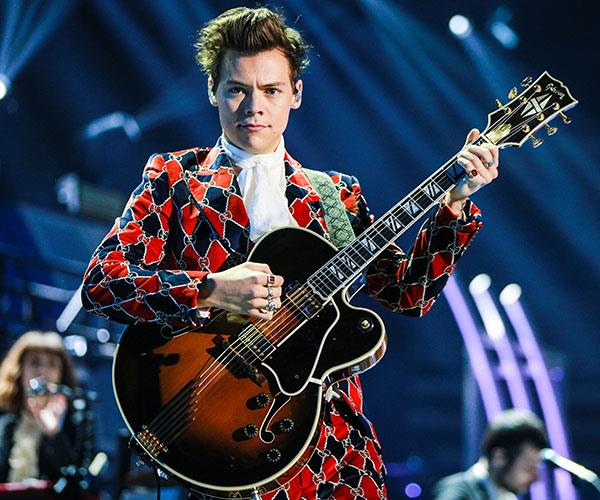  Harry Styles wears custom Gucci on tour in 2017. Image via Getty Images