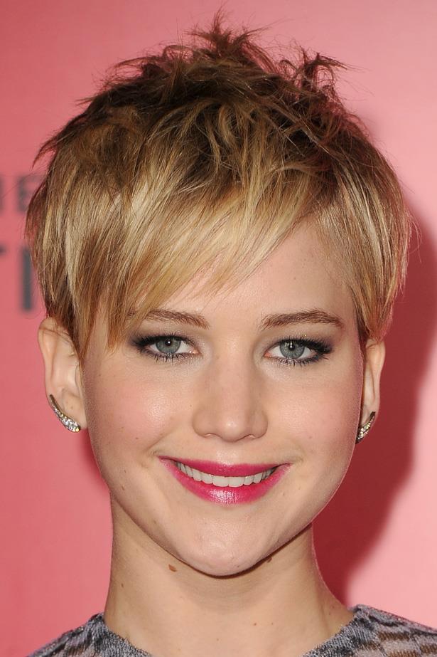 Jen wears her new crop choppy and textured. A pop of dark pink lipstick completes the look at 'The Hunger Games: Catching Fire' Los Angeles Premiere.