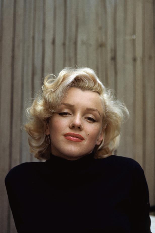 The beauty look we all want to steal. Peach cheeks, perfect liner, vanilla blonde and dusty rose lips; Marilyn in 1953.