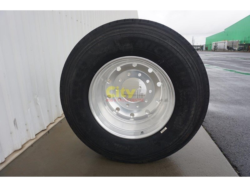 michelin supasingle tyre 385/65r22.5 on alcoa durabright rim 12.25x22.5 durabright 423091 005