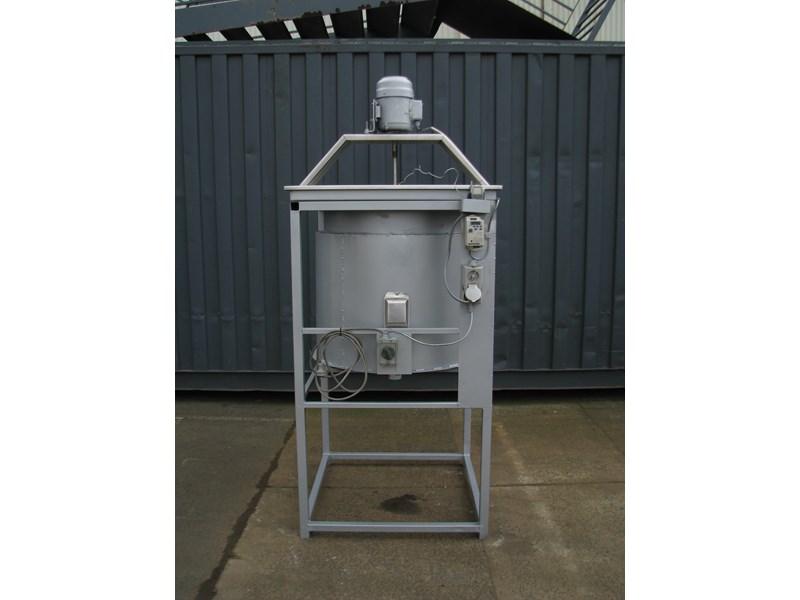insulated heated tank with agitator mixer 180l 840076 001