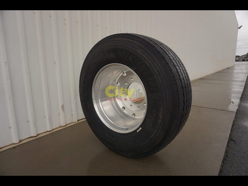 michelin supasingle tyre 385/65r22.5 on alcoa durabright rim 12.25x22.5 durabright 423091 003