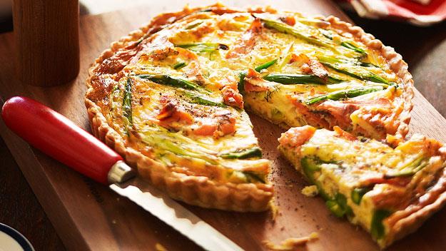Smoked salmon and asparagus quiche
