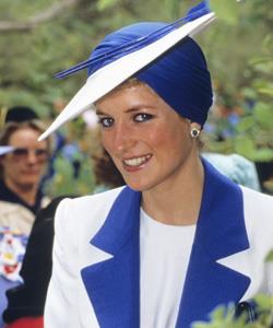 In a dramatic combination of fashion and culture, Diana, Princess of Wales, chose a turban hat during her visit to Dubai in 1989.