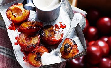 Grilled plums with cinnamon cream