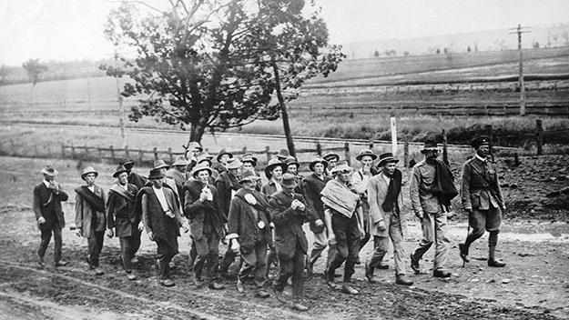 Men from Gilgandra march to Sydney to join the Allied campaign in December 1915.