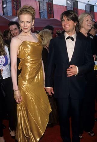 Dressing like an Academy Award at the Oscars in 1997.