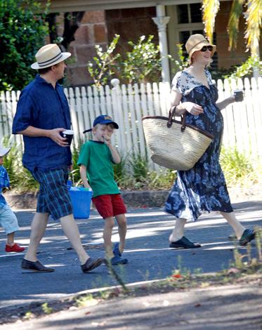 Cate and Andrew take their sons Dashiell and Roman on a trip to the beach in Sydney.