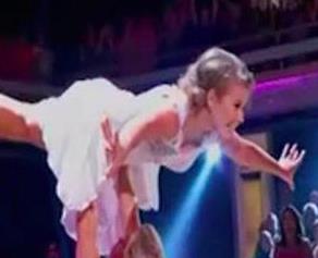 Bindi Irwin nails her Dirty Dancing lift on Dancing with the Stars