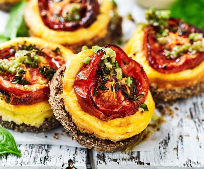 Tomato cheesecakes with green olives