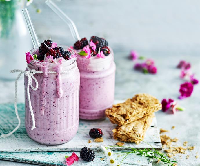 high-fibre mixed berry yogurt smoothies