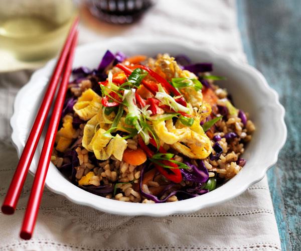 Brown fried rice with carrot, cabbage and red onion