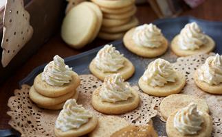 Melt-in-the-mouth eggnog shortbreads