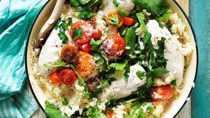 Oven-baked risotto with chicken, rocket and tomato