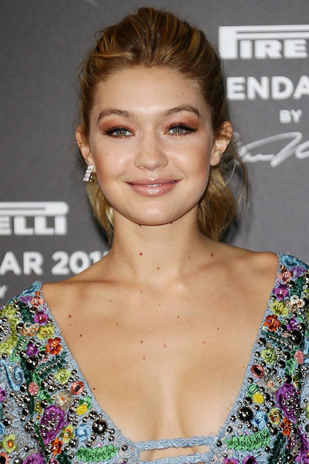 We love how Gigi Hadid's look plays upon the red in her dress and amps it up around her eyes. This provides a great focal point for the fresh-faced beauty and in our books, gives her extra points for working terracotta coloured eye shadow.