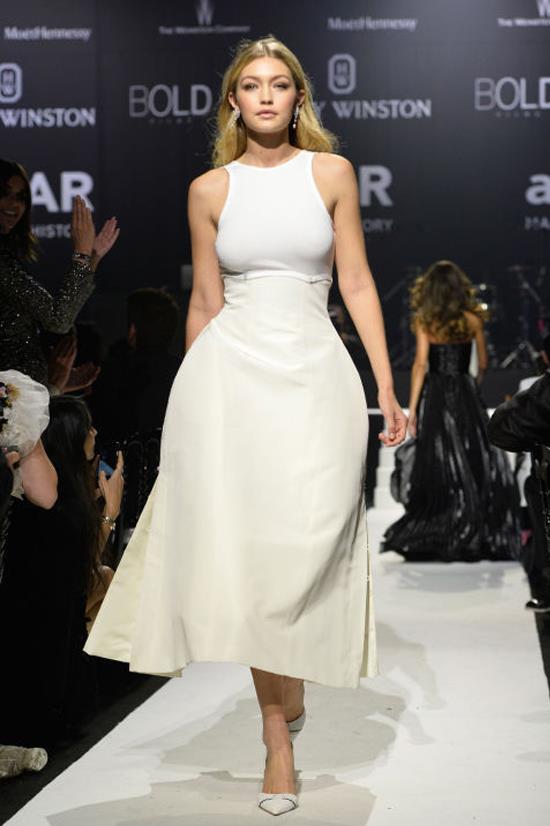 <strong>MAY 21, 2015</strong> <BR> Modeling at the amfAR gala in Cannes.