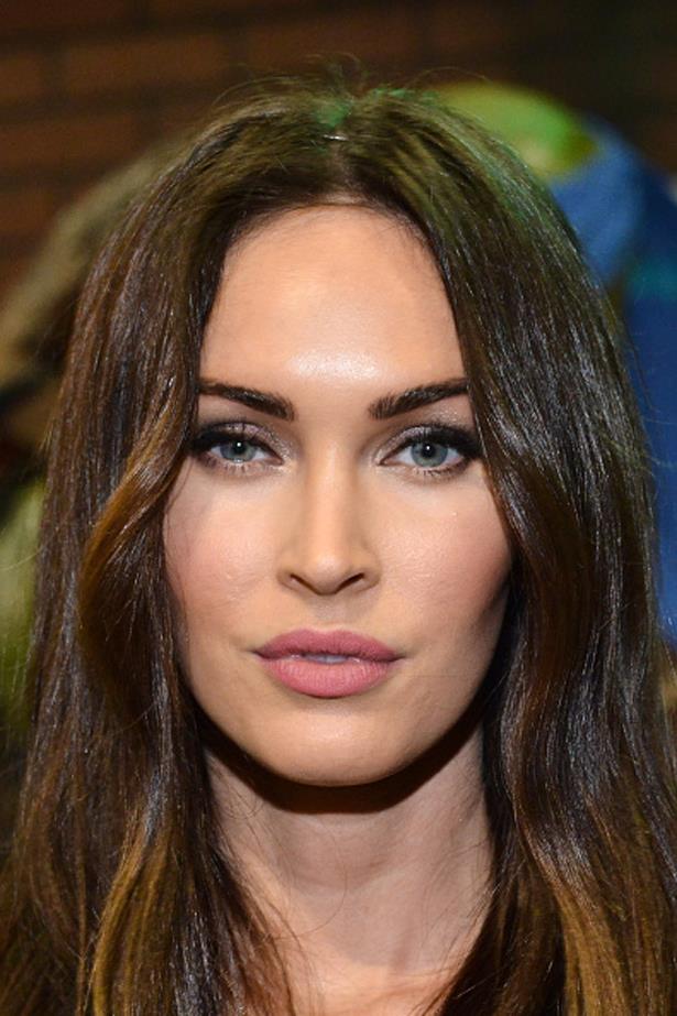 Megan Fox shows off a sultry, raised arch at WonderCon 2016.