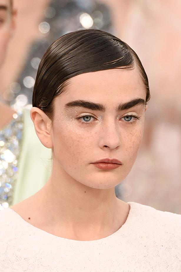 The makeup look consisted of white body glitter, pressed into the inner corners of the eyes and swept out from the outer corners of the eyes to create a full glitter effect without weighing down the mobile lid. Lashes are curled, brows are brushed up and lips are a matte brown. Perfection. <br> <br> <em>Getty</em>