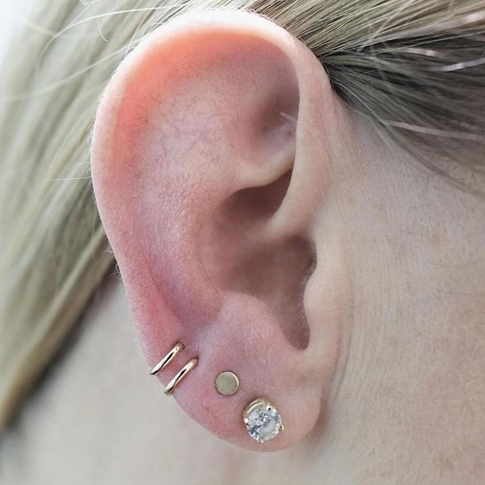 **LOBE PIERCING**<br><br>

A lobe piercing, or [earlobe piercing](https://ellaau.com/beauty/earlobe-piercing-inspiration-14548|target="_blank"), is any piercing that goes through the fleshy lower part of the ear—basically where you got your very first ear piercings (most likely). All four of these piercings are lobe piercings.<br><Br>

**Healing time:** 6-8 weeks.<br><br>

*Image via [@maria_tash](https://www.instagram.com/p/BQiqGwyFl_D/|target="_blank"|rel="nofollow")*
