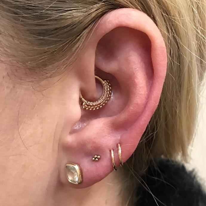 **DAITH PIERCING**<br><br>

[Daith piercings](https://www.elle.com.au/beauty/daith-piercing-20069|target="_blank") go through the inner ridge of cartilage.<br><br>

**Healing time:** 6-10 months.<br><br>

*Image via [@cassioclassy](https://www.instagram.com/p/BPOXUDmjj8v|target="_blank"|rel="nofollow")*