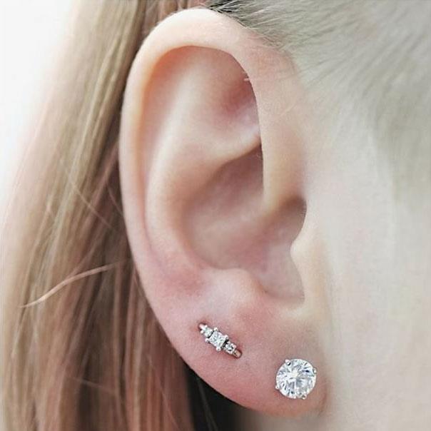 **ORBITAL PIERCING**<br><br>

An orbital piercing is when one piece of jewellery goes through two (or sometimes more) piercings. It's commonly done in the lobes, but can sit anywhere else in the ear as well.<br><br>

**Healing time:** 6 to 8 weeks.<br><br>

*Image via [@mariatash](https://www.instagram.com/p/BQVmXzFjoTu/|target="_blank"|rel="nofollow")*