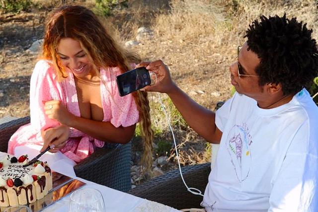 Jay-Z Taking Photo Of Beyoncé Knowles Cutting Cake