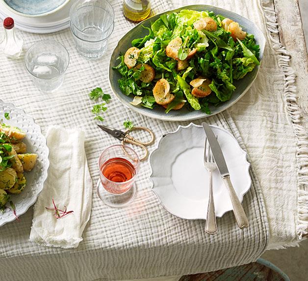 Salade verte with garlic croûtons