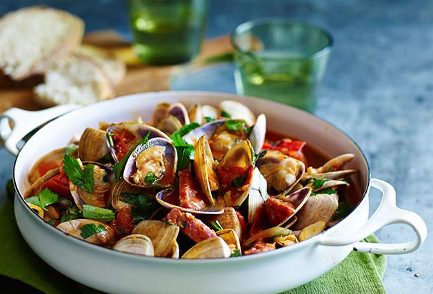 Clams with garlic, tomato and salami