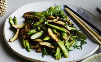 Stir-fried asparagus with shiitake mushrooms and chilli
