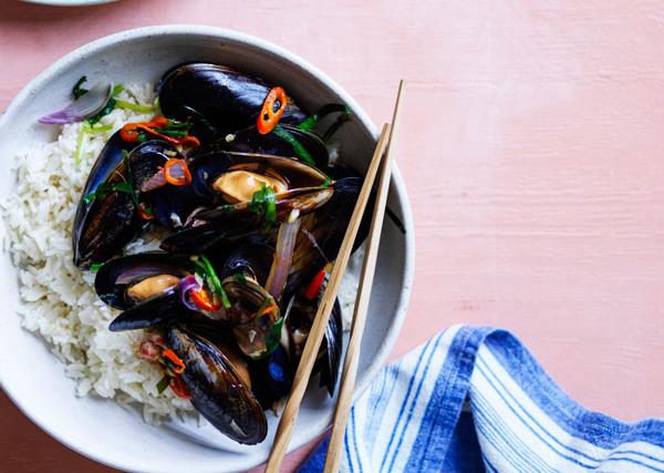 Mussels with garlic chives and ginger rice 