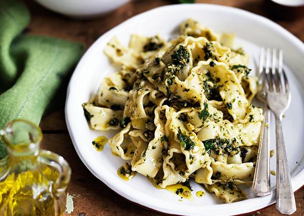 Pounded almond and mint pasta sauce