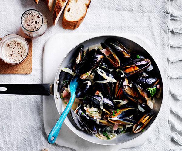 Mussels with beer and bacon