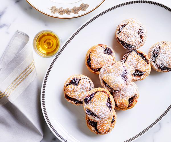 **[How to make fruit mince tarts](https://www.gourmettraveller.com.au/recipes/browse-all/fruit-mince-tarts-14216|target="_blank")**
