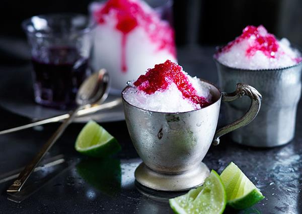 Shaved ice with cherries, gin and lime