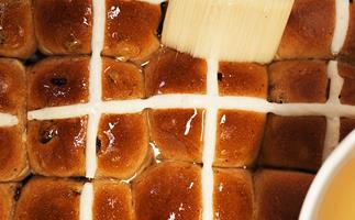 hot cross bun bakers delight
