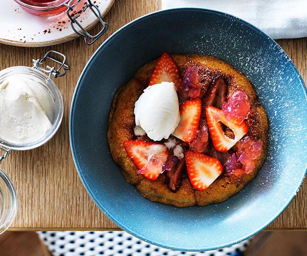 Grilled strawberry cake with white chocolate and rosé