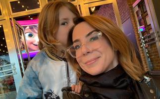 Kate Ritchie is way too relatable as she attempts to braid daughter Mae's hair