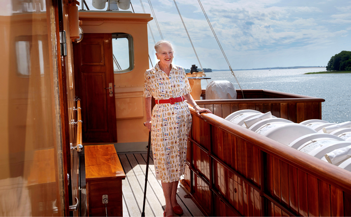 女王Margrethe堆着笑容,她庆祝丹麦历史