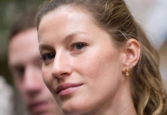 Stunning supermodel Giselle Bundchen has a make-up free face that most women dream about! Her beauty secret? "Always, always powder your T-zone," the model said in a interview with *Elle* Magazine. She also admitted she gets pimples and blemishes!