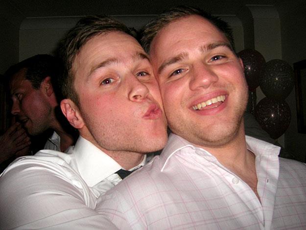 British popstar Olly Murs has a twin brother Ben, who was reportedly furious when his brother missed his wedding while competing on the UK’s X-Factor – the show that shot him to stardom. The pair reportedly now remain estranged.