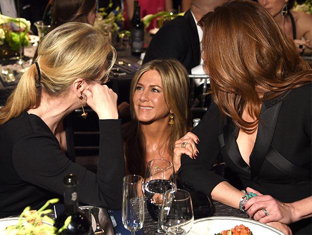 Jennifer Aniston catches up on the goss with Merly Streep and Julia Roberts.