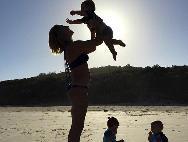 Elsa hits the beach with her beautiful babies!