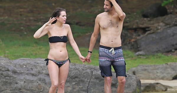 Kristen Wiig enjoys a Hawaiian holiday with Avi Rothman.