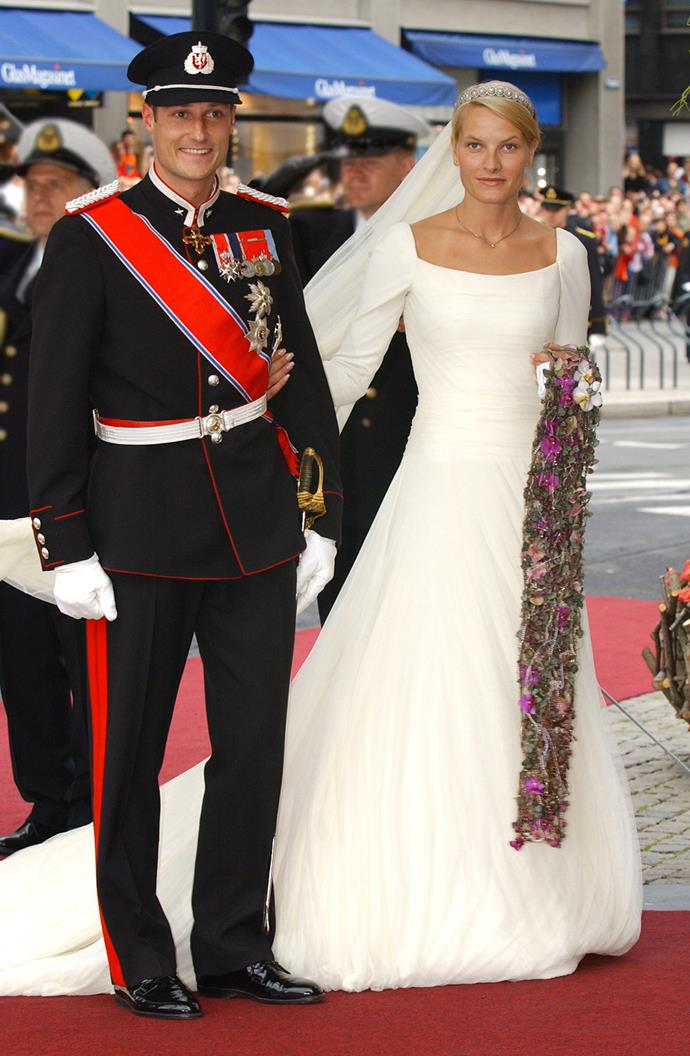 Mette-Marit Tjessem Høiby, a single mother, married Crown Prince Haakon in a silk crepe gown with a 20-foot veil. Instead of a traditional bouquet, Mette-Marit carried a "stream of flowers". She wore the Dynasty Daisy tiara.