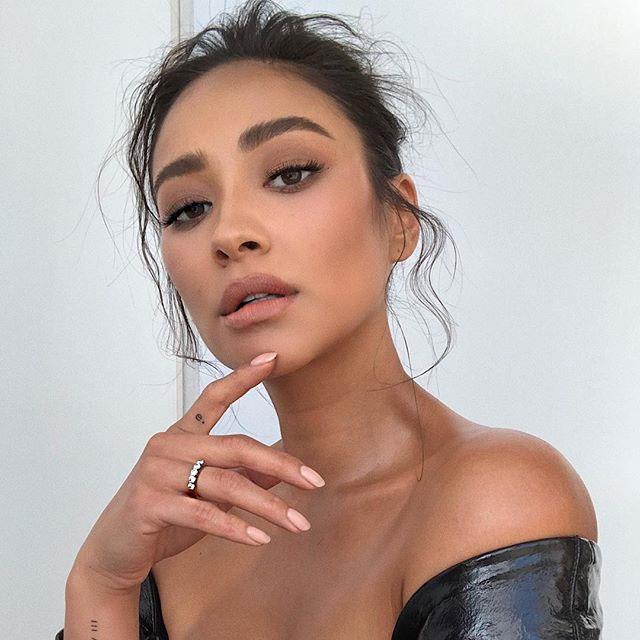 **Shay Mitchell**

ICYMI, former *Pretty Little Liars* actress, Shay Mitchell, is now [an avid YouTuber](https://www.youtube.com/user/ShayMitchellOfficial|target="_blank"|rel="nofollow"). She makes a killed of a vacay video, and loves to bring her viewers into her kitchen for cooking class or two.

But what really caught our eye were her beauty vlogs, all of which she conducts herself. She's covered off her everyday beauty routine, her drugstore product essentials, unicorn-inspired beauty looks and even brought her viewers along on her cryolipo experience. 

She also gets together with other beauty vloggers every now and then to produce tag team makeup tutorial, so you're really getting two for the price of one here.
