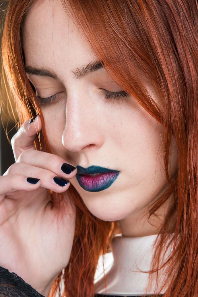 **Self Portrait**
<br><br>
**The Vibe:** Punk Rock
<br><br>
**Get the Look:** Self Portrait's runway was all about the modern woman, and the nail look — black or deep navy added a bit of an edge. Altogether, the deep teal and purple lips with the dark nails created the ultimate angsty mood board.
<br><br>
*Via: [ELLE UK](https://www.elle.com/beauty/g16756436/fall-nail-trends-2018/|target="_blank"|rel="nofollow")*