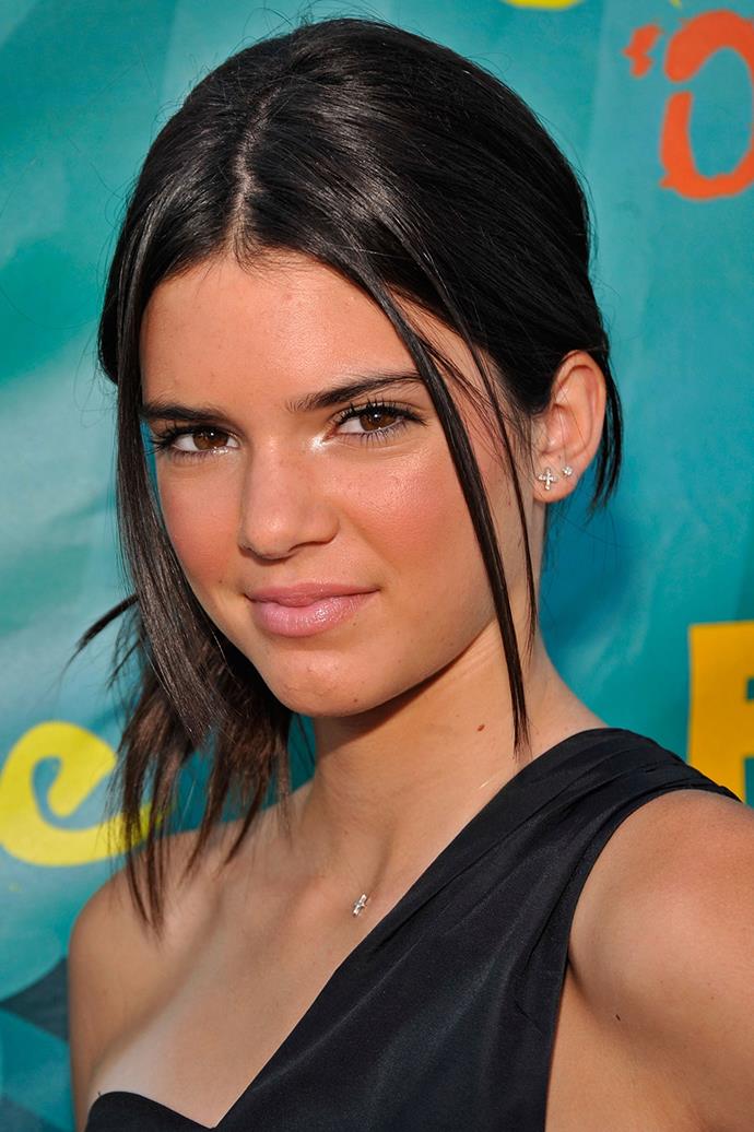 Kendall Jenner sporting full lashes and a bright white inner-eye shadow at the Teen Choice Awards in 2009.