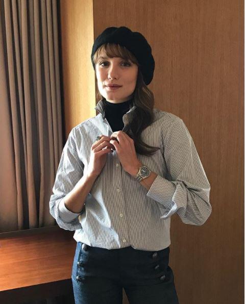 **A menswear-style watch**

Stolen from the boyfriend you do or don't have (who cares?) a chunky watch, preferably in silver, is practical and chic. 

(Photo: Instagram/Ana Girardot)