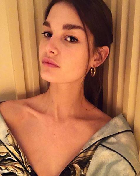 **Small gold hoop earrings**

A little bit chunky but a little bit dainty, these create a slightly dressier look for a night out, particularly when paired with a red lip. 

(Photo: Instagram/Ophelie Guillermand)