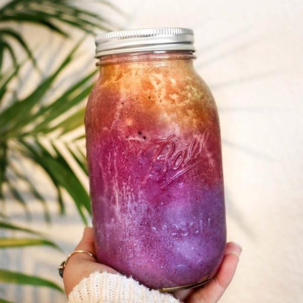 **Lina Saber**
<br><br>
These stacked jars pretty much sum up Lina Saber's rainbow-like Instagram: bountiful, delicious-looking and good for you. For these multicolored skin-loving concoctions she's packed in strawberries, mangoes, kiwis, mint, blueberries, bananas, mint & water.
<br><br>
Instagram: [@tropicallylina](https://www.instagram.com/tropicallylina/|target="_blank"|rel="nofollow")